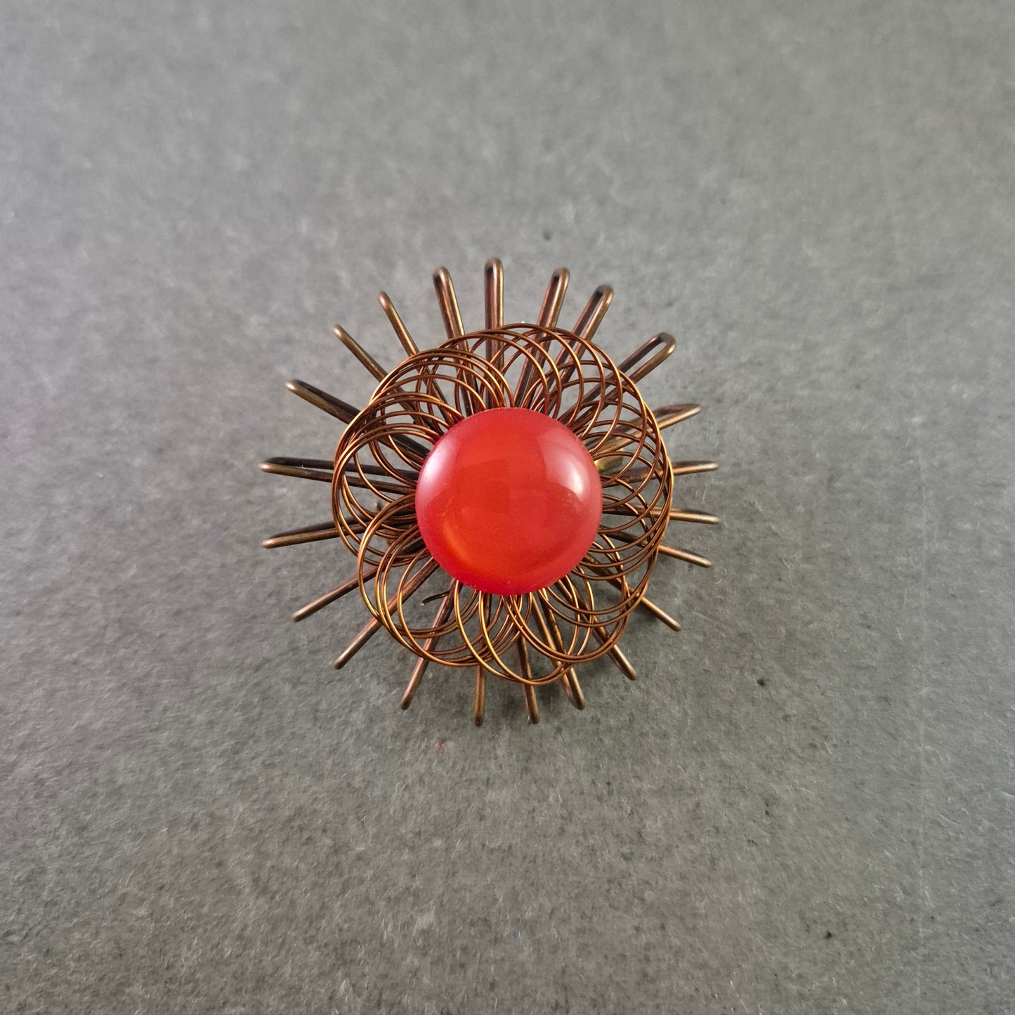 Vintage Brosche – Kupferdraht-Design mit rotem Cabochon