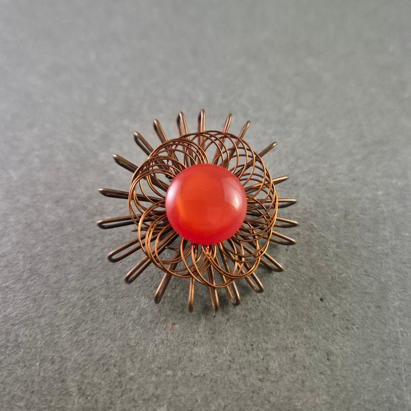 Vintage Brosche – Kupferdraht-Design mit rotem Cabochon