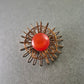 Vintage Brosche – Kupferdraht-Design mit rotem Cabochon