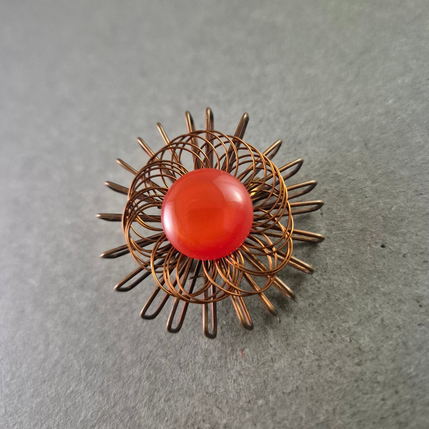 Vintage Brosche – Kupferdraht-Design mit rotem Cabochon