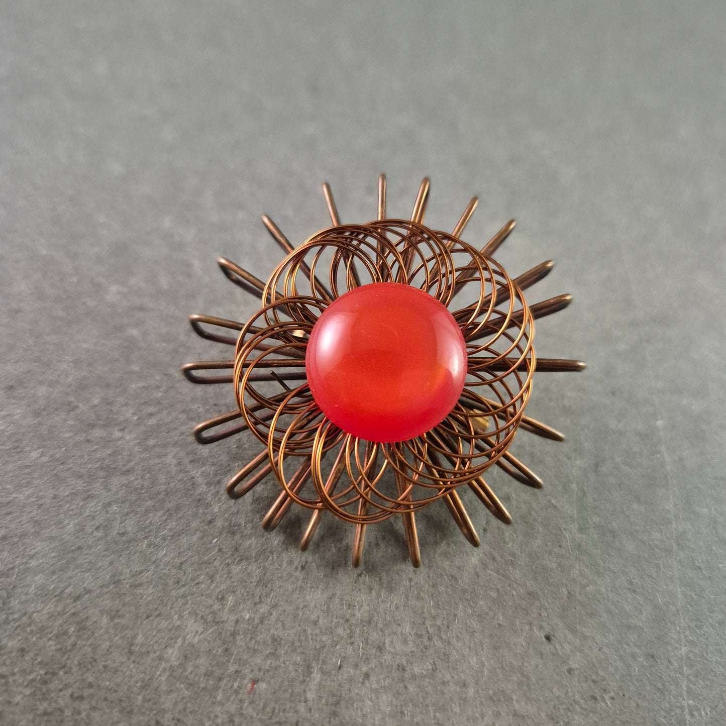 Vintage Brosche – Kupferdraht-Design mit rotem Cabochon