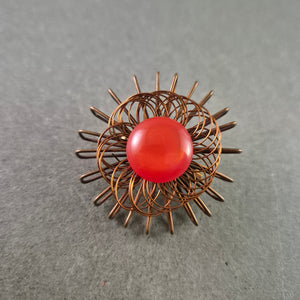 Vintage Brosche – Kupferdraht-Design mit rotem Cabochon
