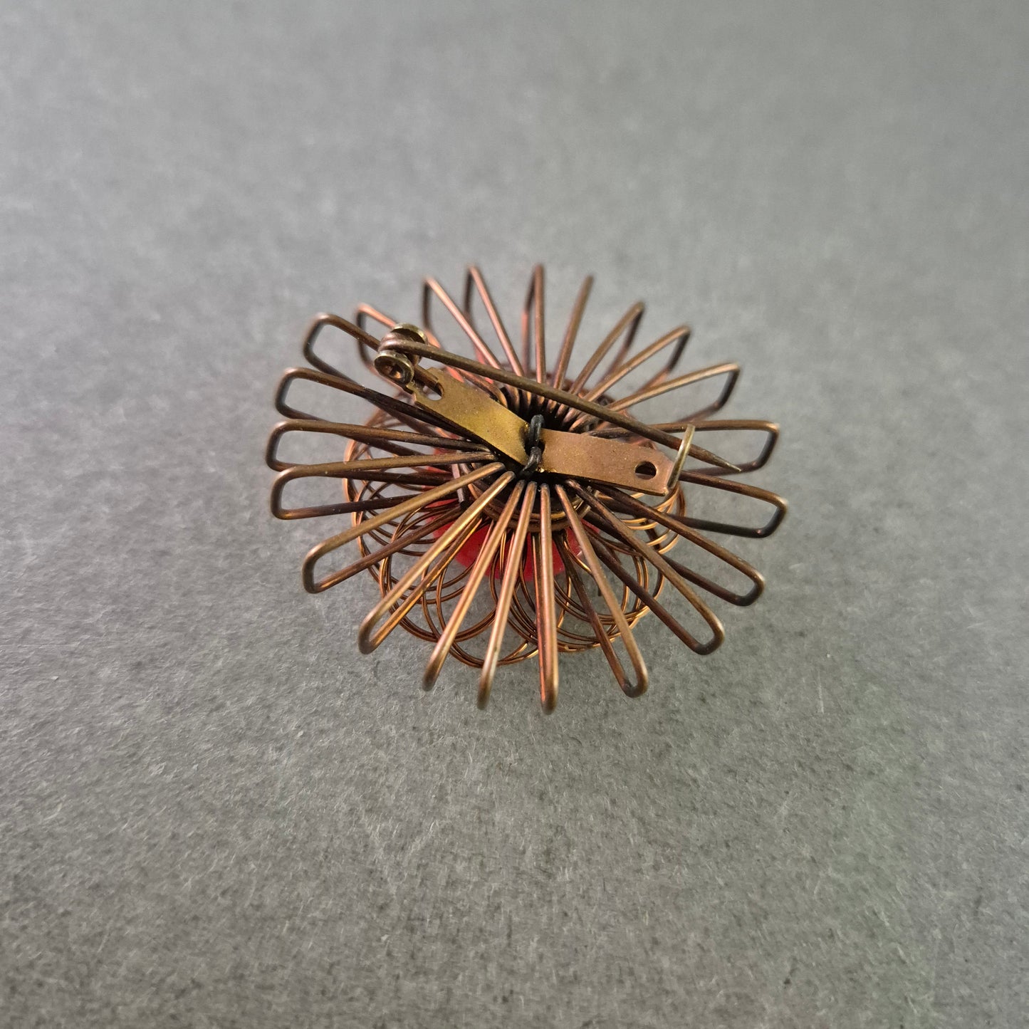 Vintage Brosche – Kupferdraht-Design mit rotem Cabochon