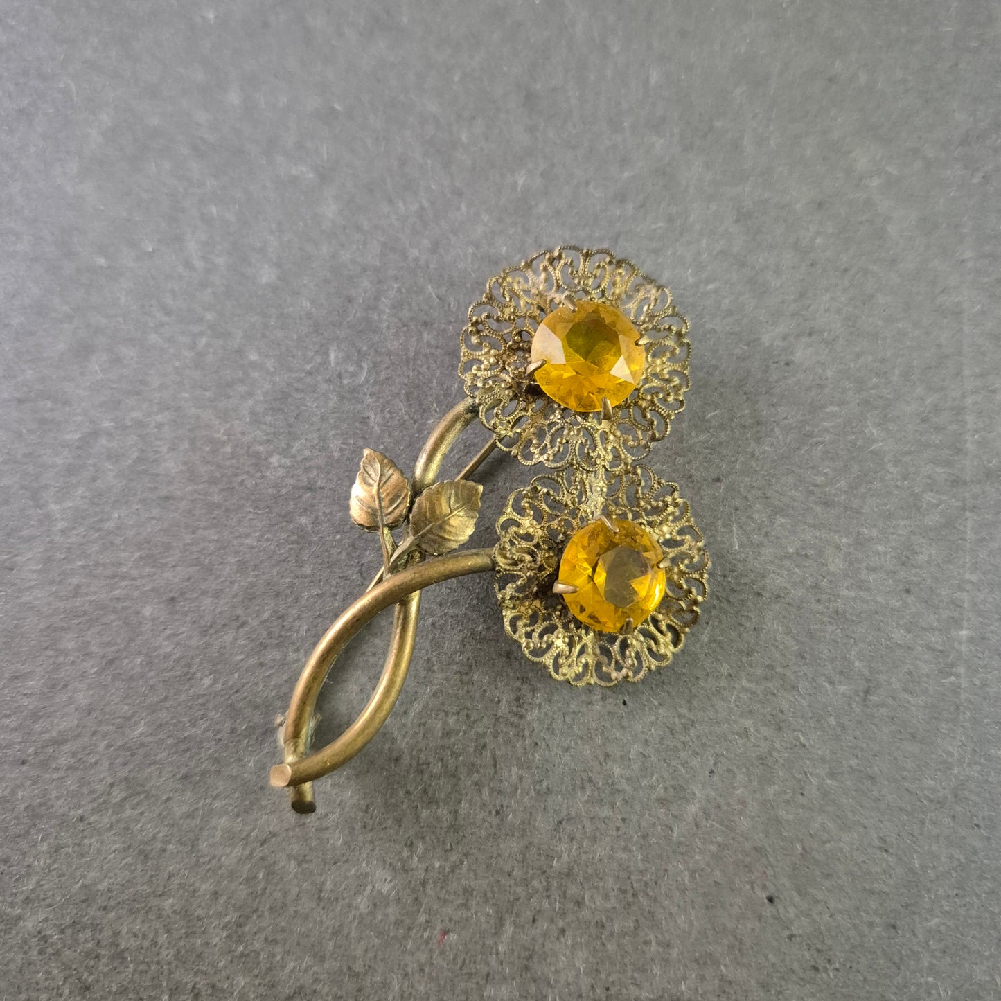 Vintage Blumen Brosche – Goldfarben mit gelben Schmucksteinen