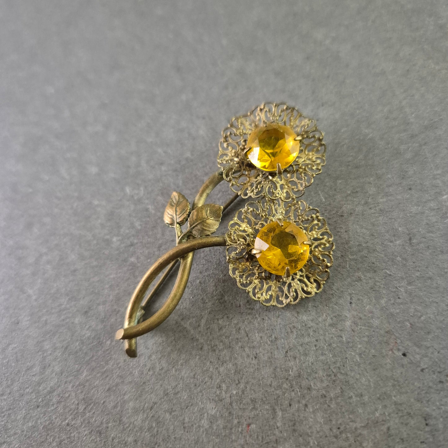 Vintage Blumen Brosche – Goldfarben mit gelben Schmucksteinen