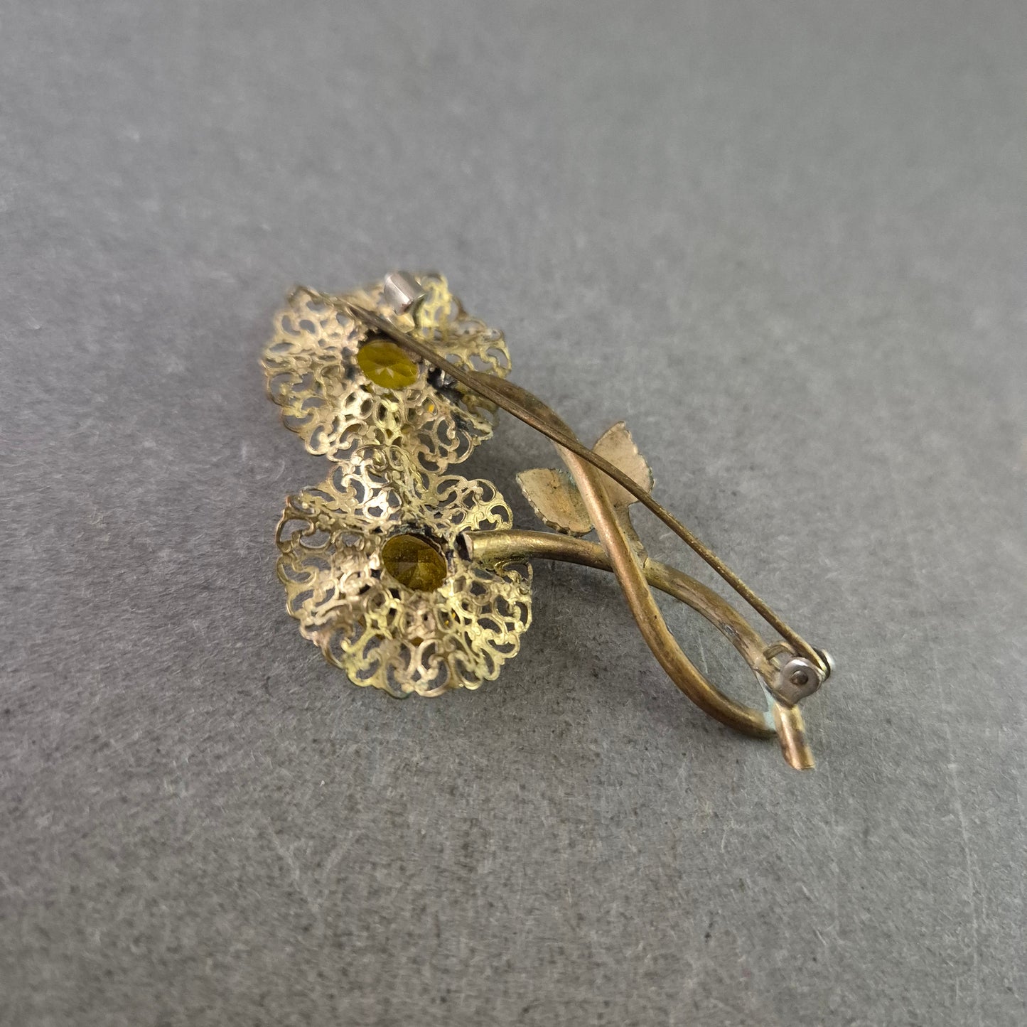 Vintage Blumen Brosche – Goldfarben mit gelben Schmucksteinen