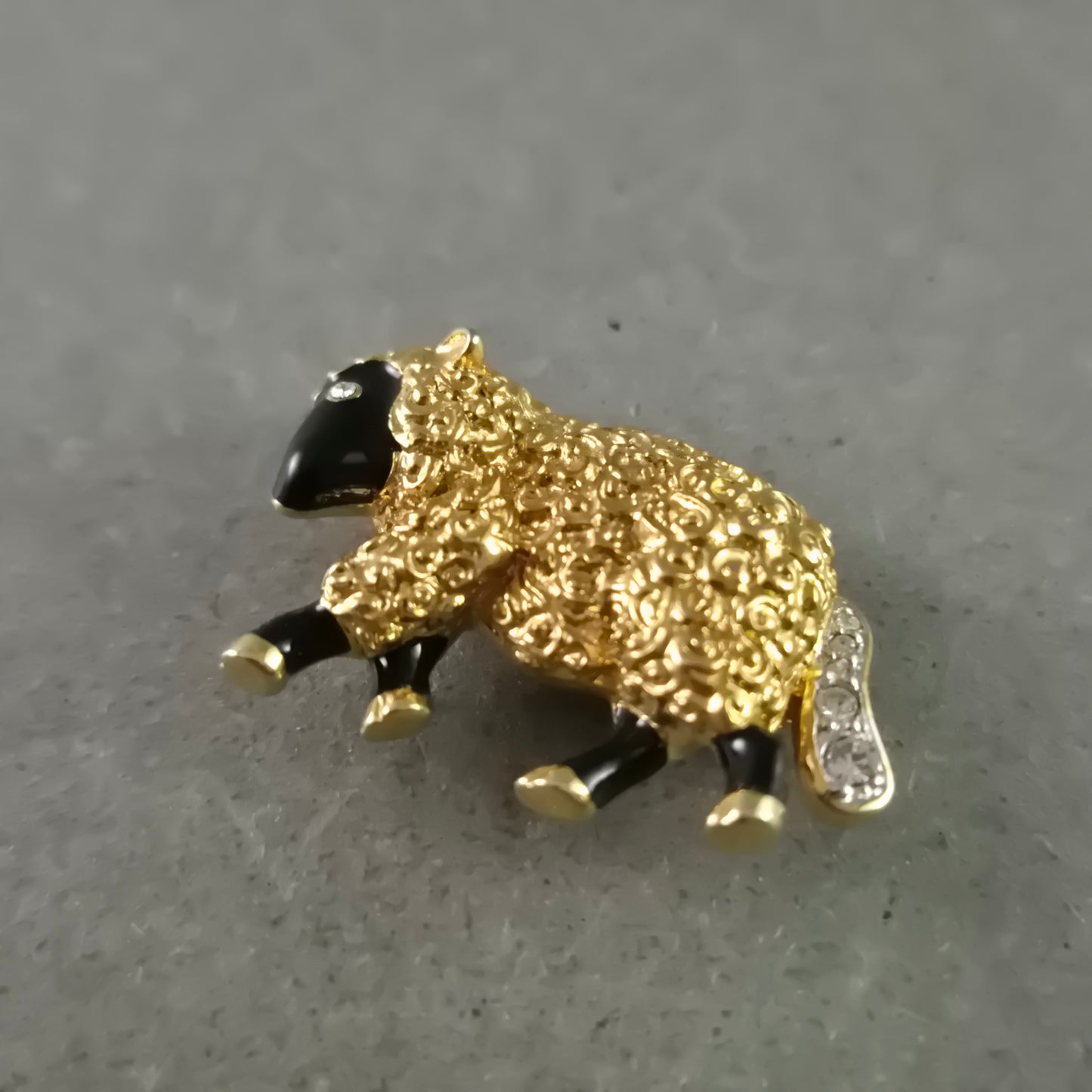 Tiermotiv Brosche – Vergoldetes Schaf mit Emaille und Strass