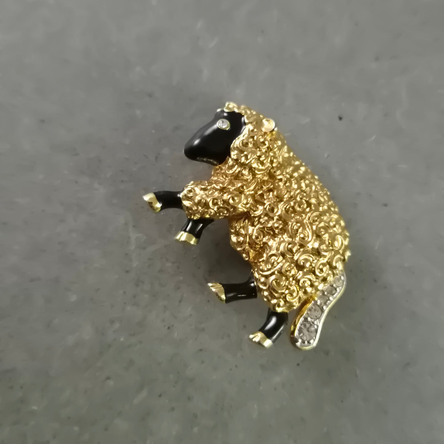Tiermotiv Brosche – Vergoldetes Schaf mit Emaille und Strass