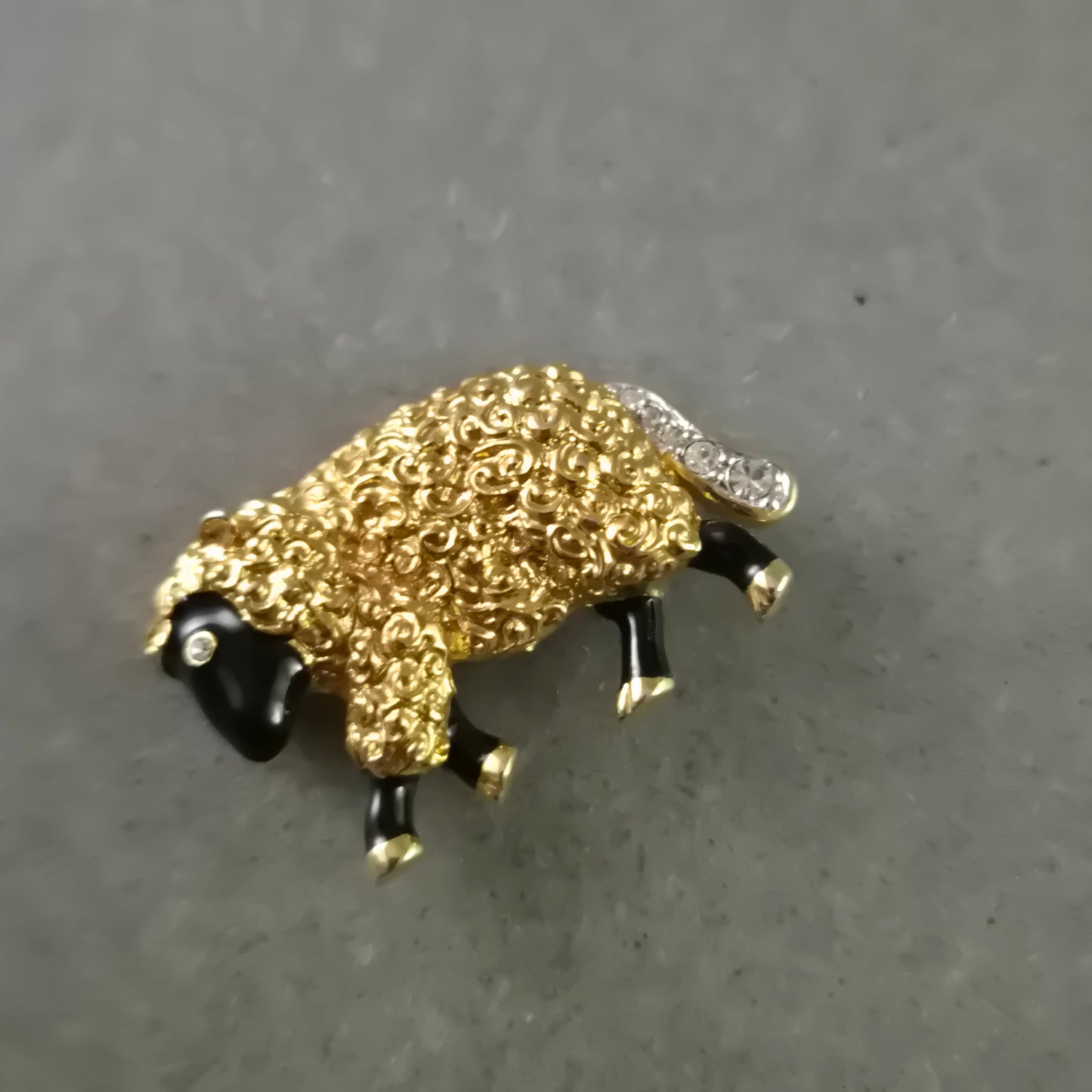 Tiermotiv Brosche – Vergoldetes Schaf mit Emaille und Strass
