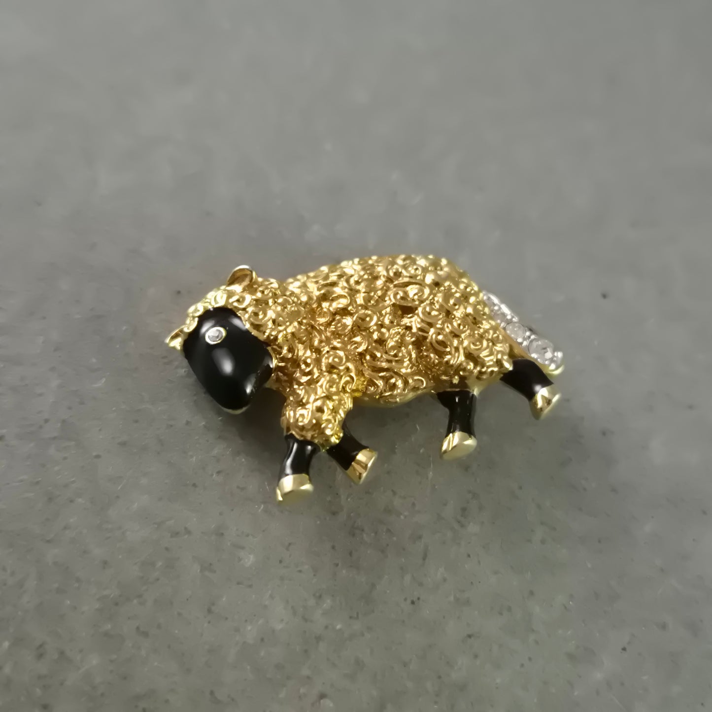 Tiermotiv Brosche – Vergoldetes Schaf mit Emaille und Strass