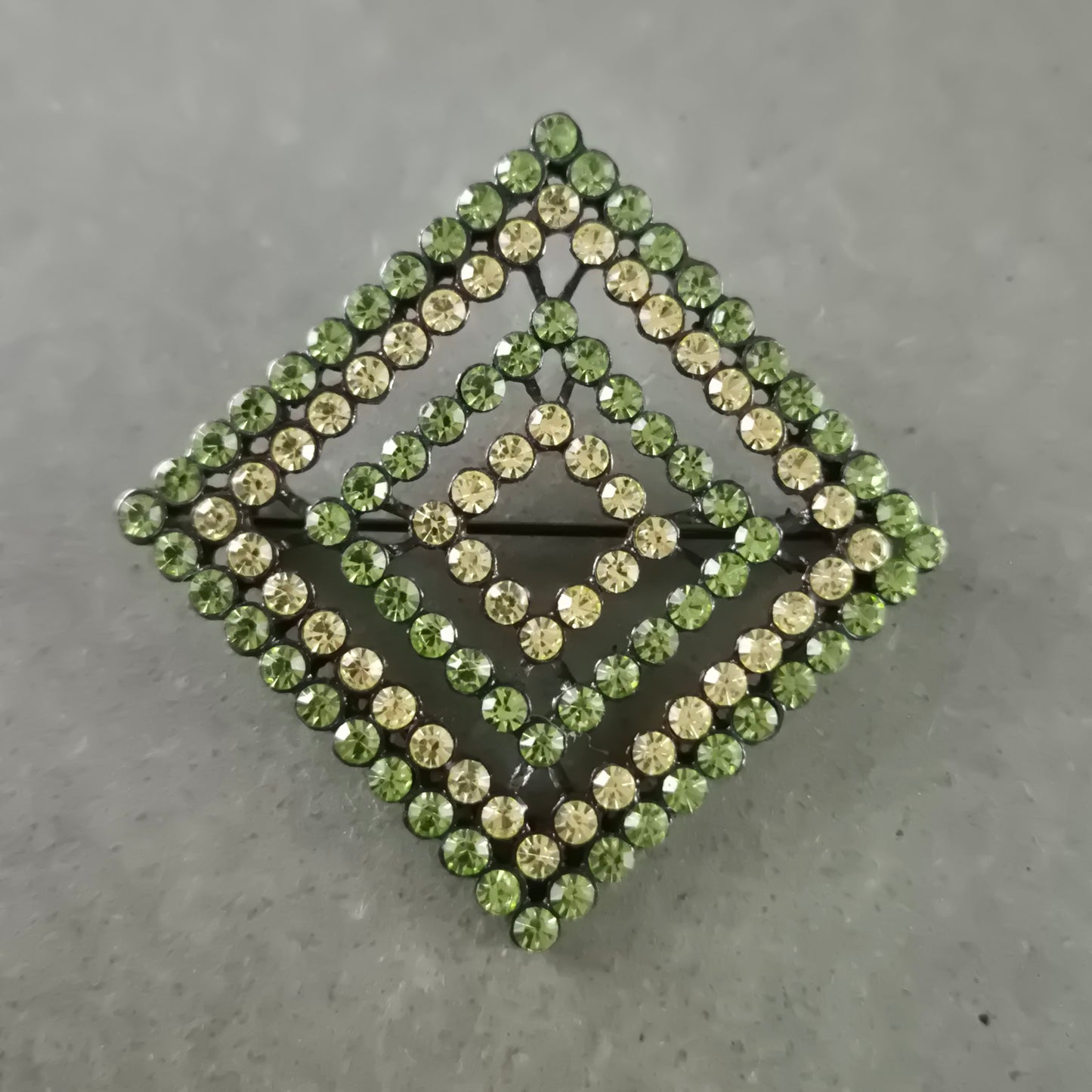Glitzernde Brosche – Quadratisches Design mit grünen und weißen Strasssteinen
