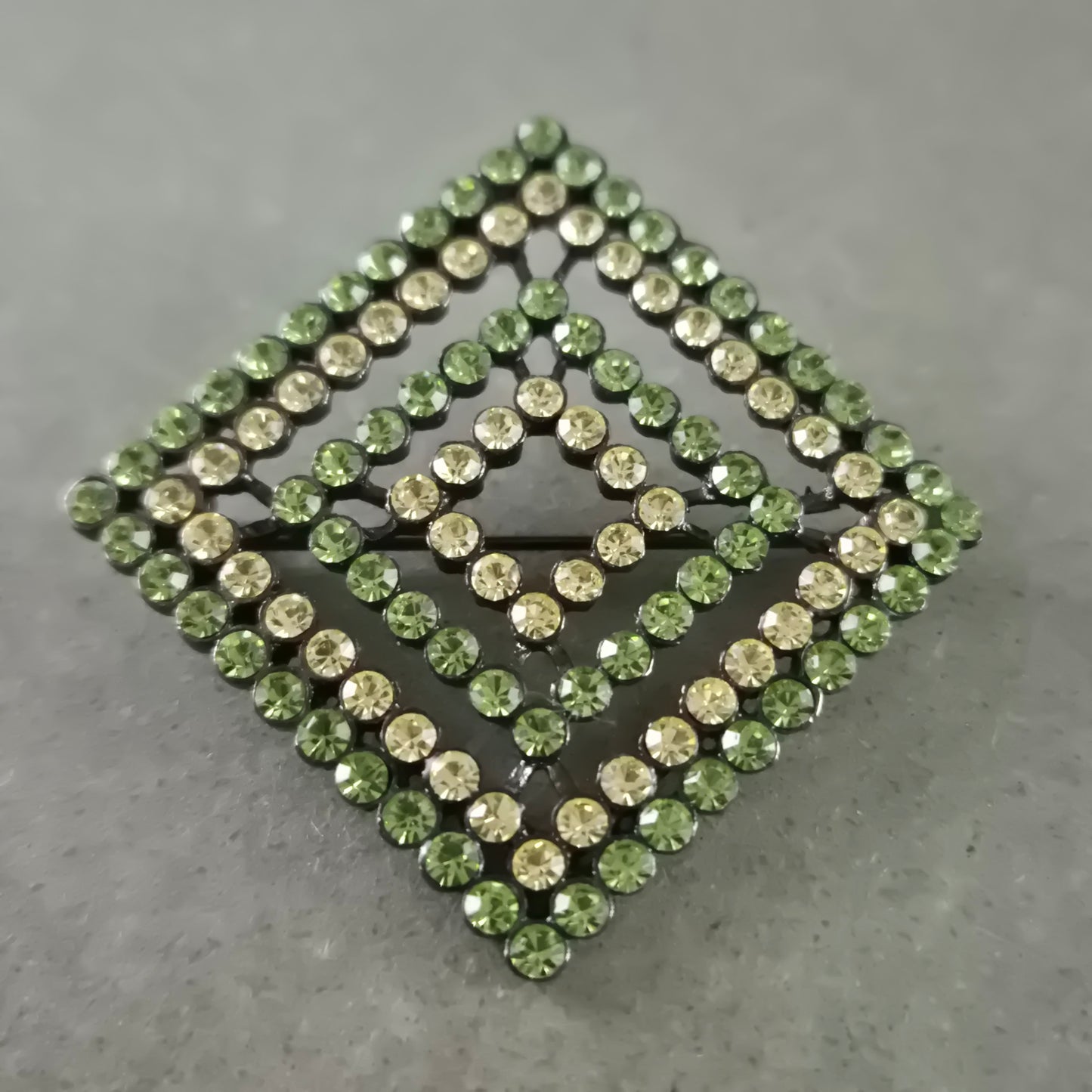 Glitzernde Brosche – Quadratisches Design mit grünen und weißen Strasssteinen