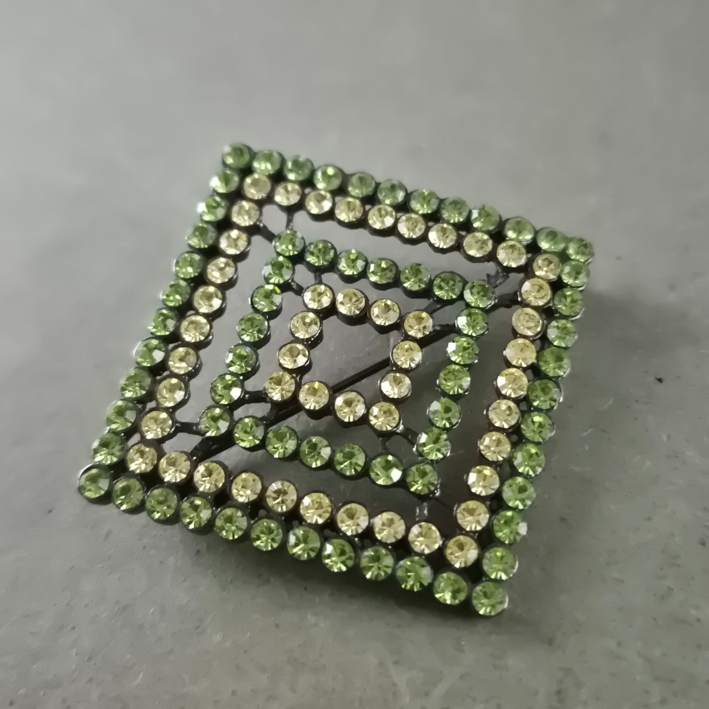 Glitzernde Brosche – Quadratisches Design mit grünen und weißen Strasssteinen