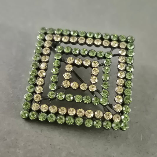 Glitzernde Brosche – Quadratisches Design mit grünen und weißen Strasssteinen