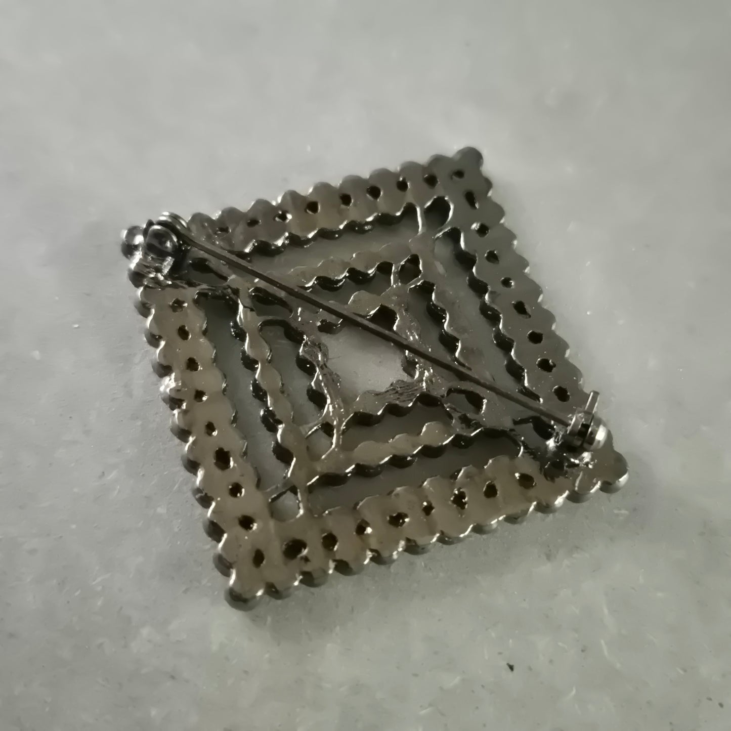 Glitzernde Brosche – Quadratisches Design mit grünen und weißen Strasssteinen