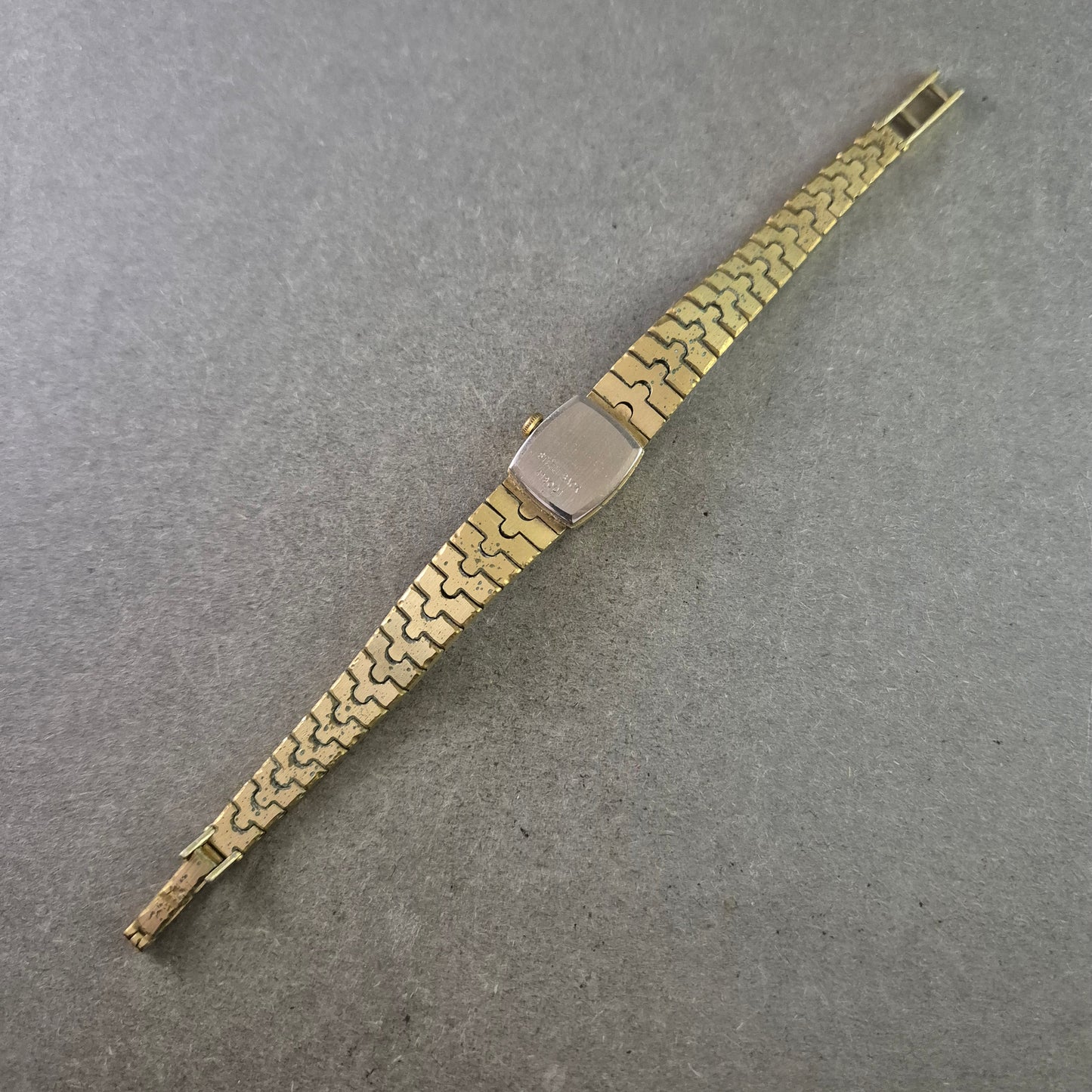 Damas Damen Uhr – Vergoldete Quarzarmbanduhr mit römischen Ziffern