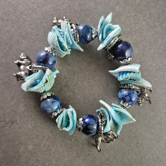 Elastisches Armband – Blaues Muschel- und Perlendekor mit Tieranhängern