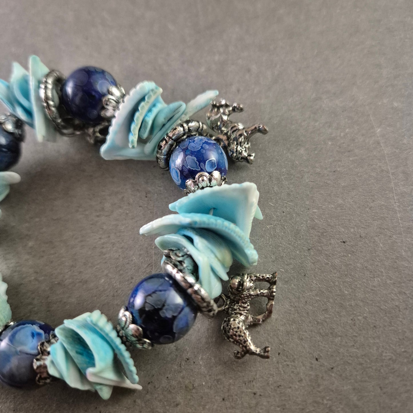 Elastisches Armband – Blaues Muschel- und Perlendekor mit Tieranhängern