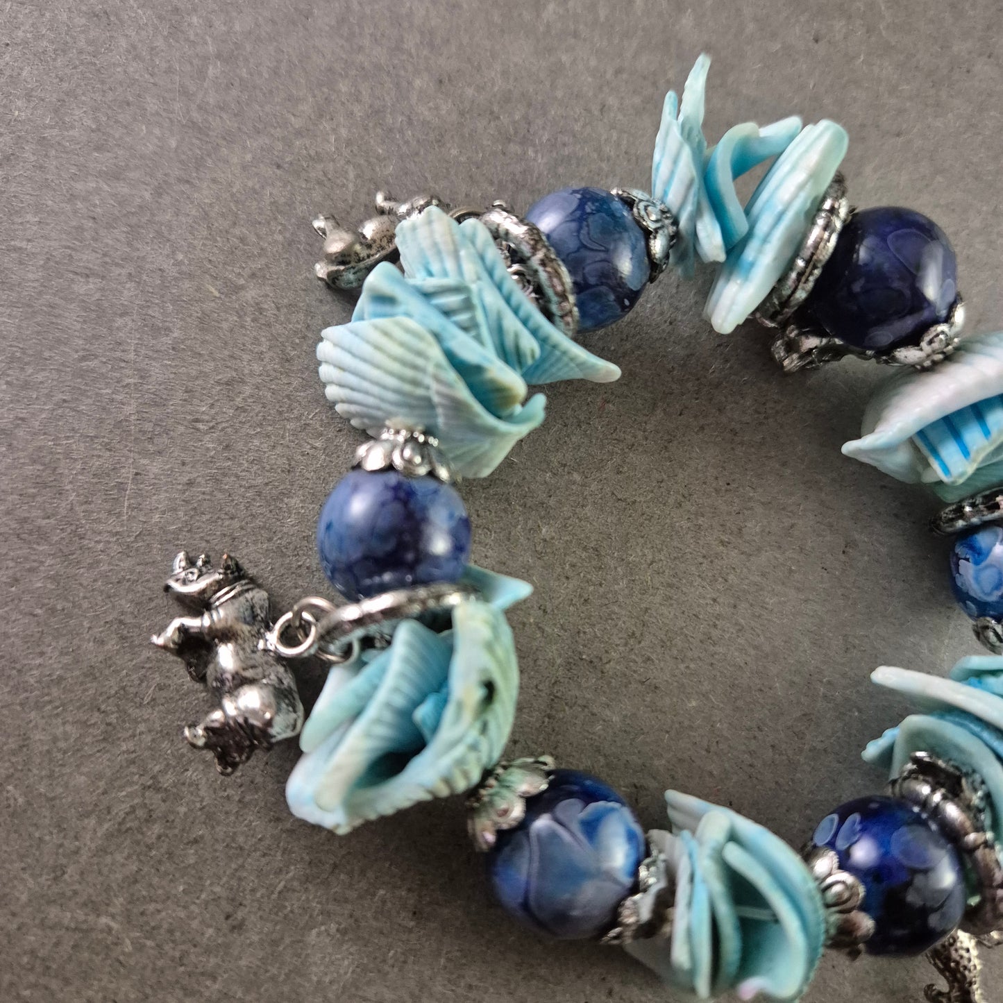 Elastisches Armband – Blaues Muschel- und Perlendekor mit Tieranhängern