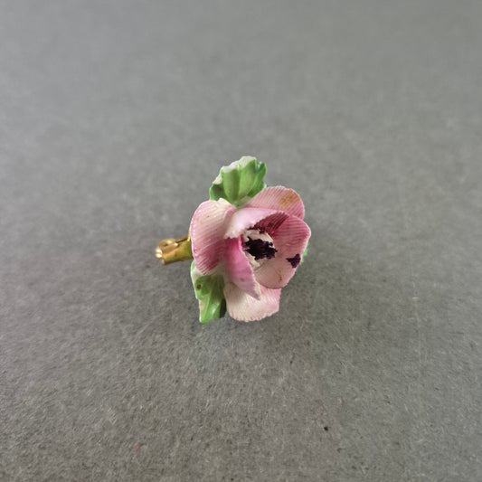 Porzellanbrosche – Handgefertigte Blume in Rosa und Grün
