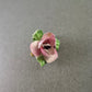 Porzellanbrosche – Handgefertigte Blume in Rosa und Grün