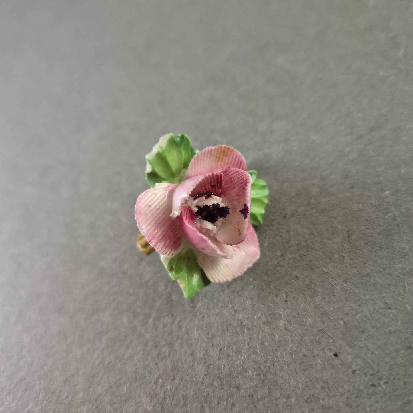 Porzellanbrosche – Handgefertigte Blume in Rosa und Grün