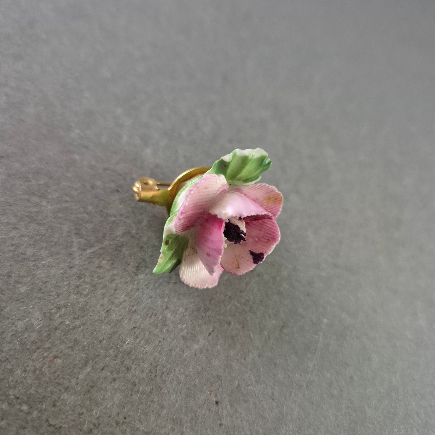 Porzellanbrosche – Handgefertigte Blume in Rosa und Grün