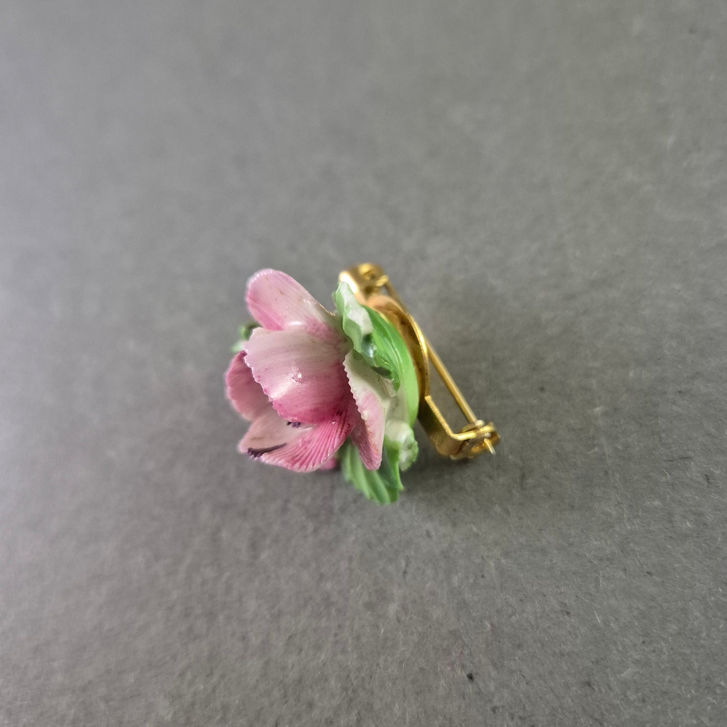 Porzellanbrosche – Handgefertigte Blume in Rosa und Grün