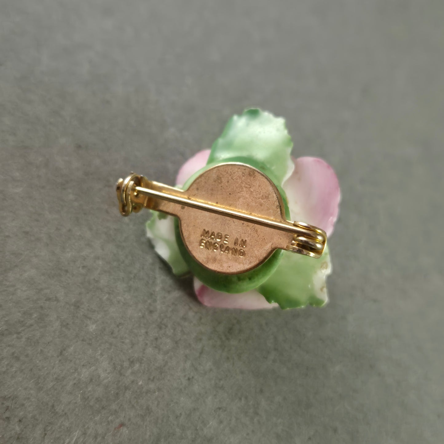 Porzellanbrosche – Handgefertigte Blume in Rosa und Grün