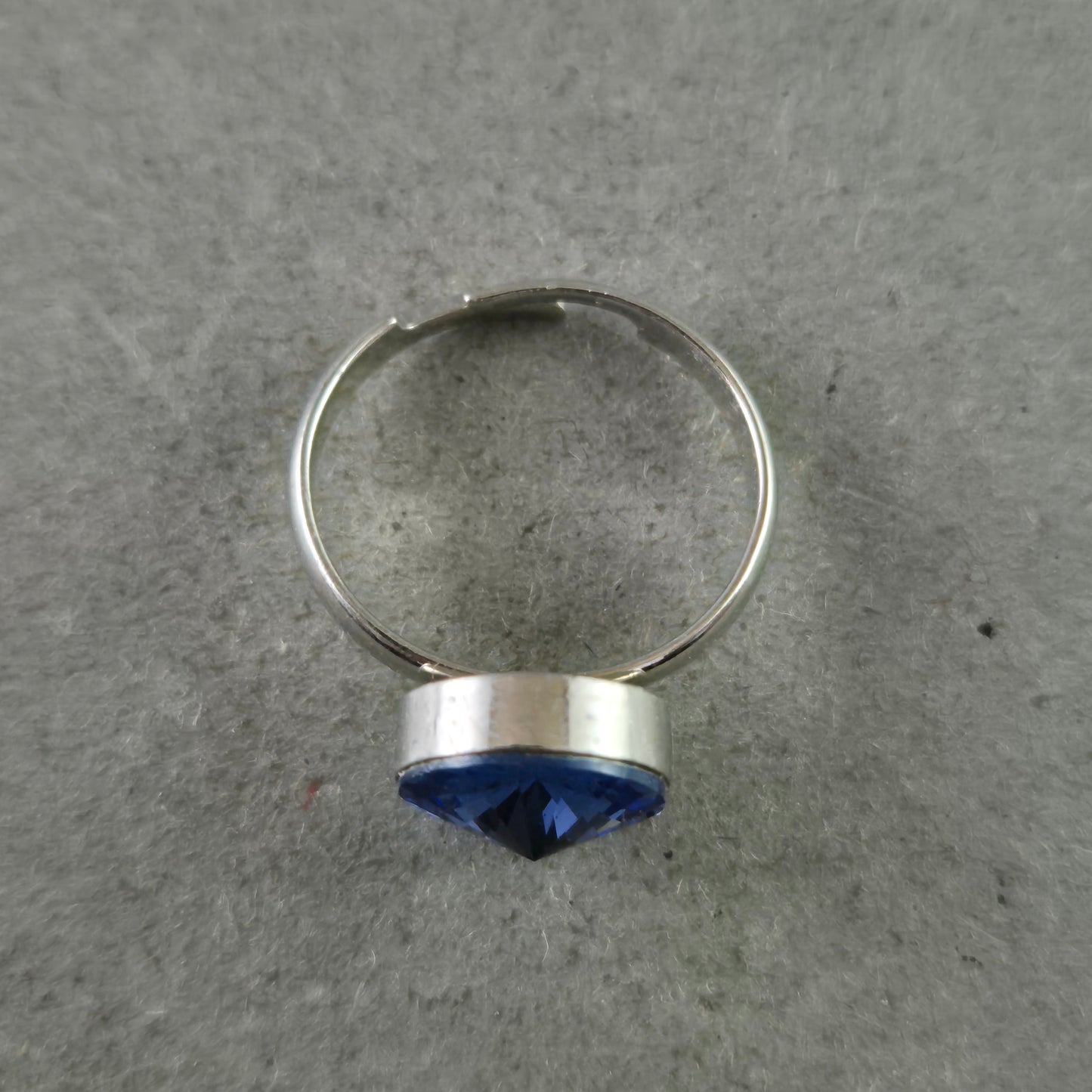Eleganter O-Ring mit blauem Kristall – Zeitlos und verstellbar