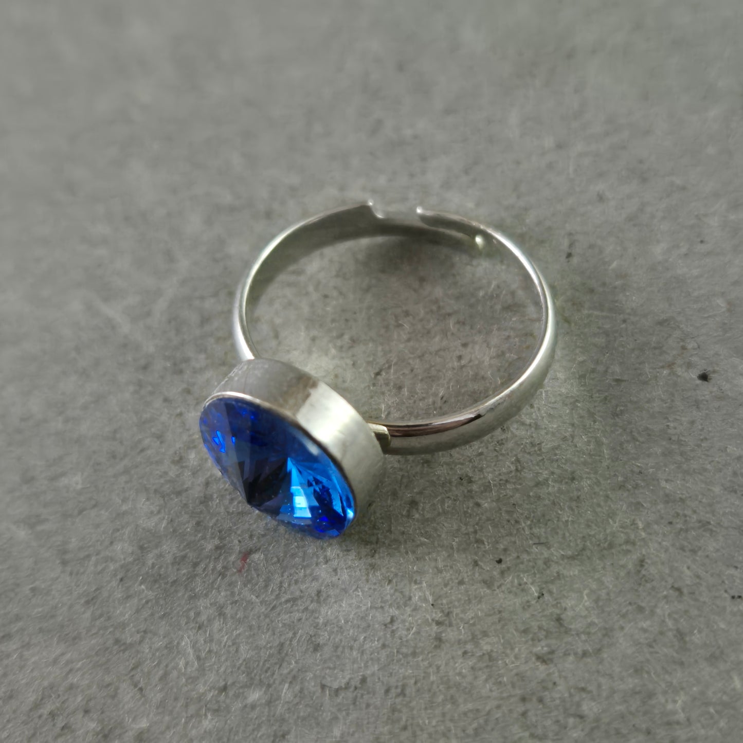 Eleganter O-Ring mit blauem Kristall – Zeitlos und verstellbar