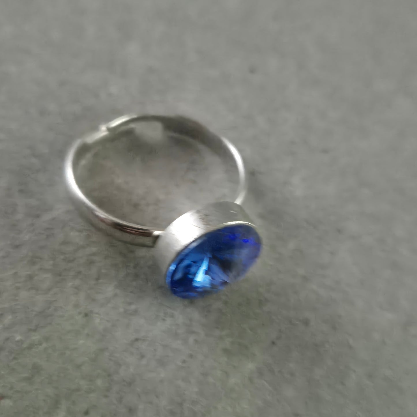 Eleganter O-Ring mit blauem Kristall – Zeitlos und verstellbar