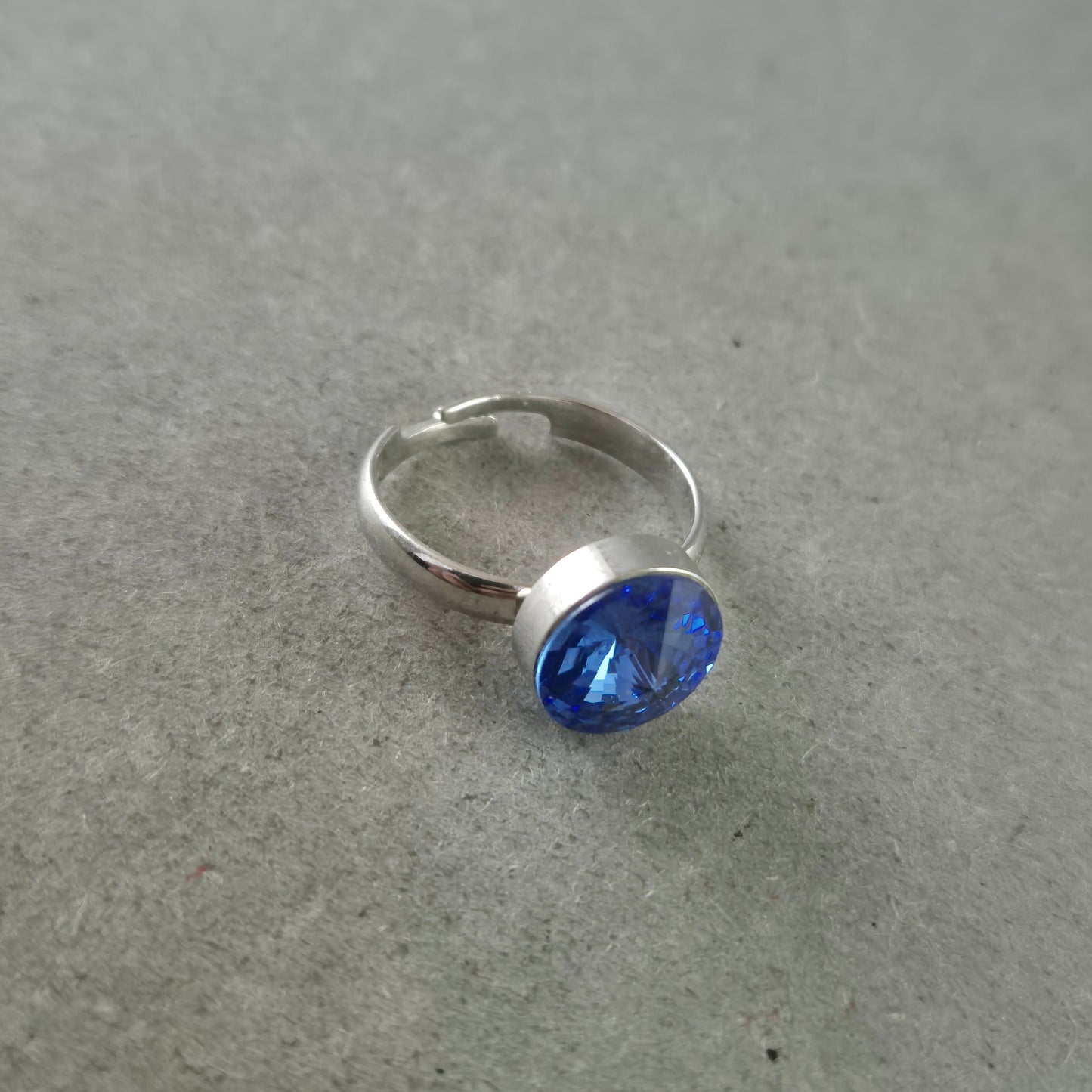 Eleganter O-Ring mit blauem Kristall – Zeitlos und verstellbar