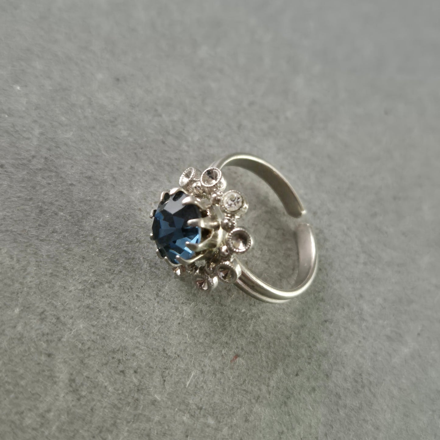 Eleganter O-Ring mit blauem Stein und Zierfassungen
