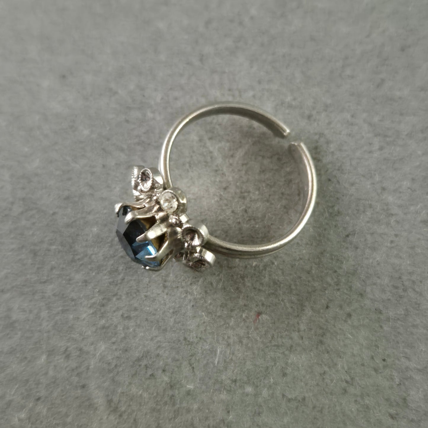 Eleganter O-Ring mit blauem Stein und Zierfassungen