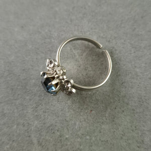 Eleganter O-Ring mit blauem Stein und Zierfassungen