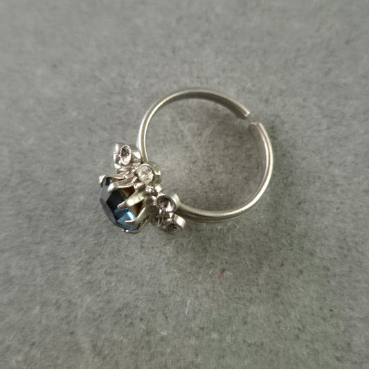 Eleganter O-Ring mit blauem Stein und Zierfassungen