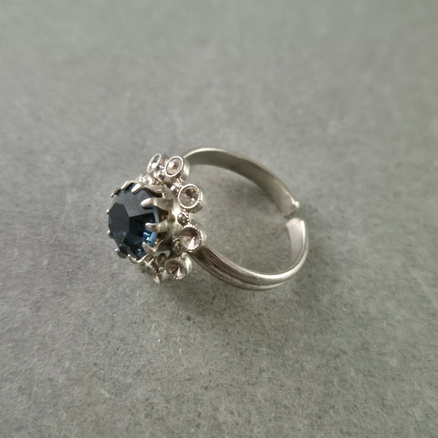 Eleganter O-Ring mit blauem Stein und Zierfassungen