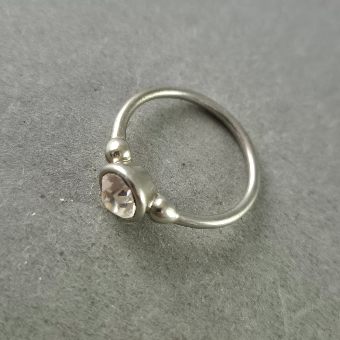 Feiner Damen Ring mit hellrosa Stein – Schlichte Eleganz