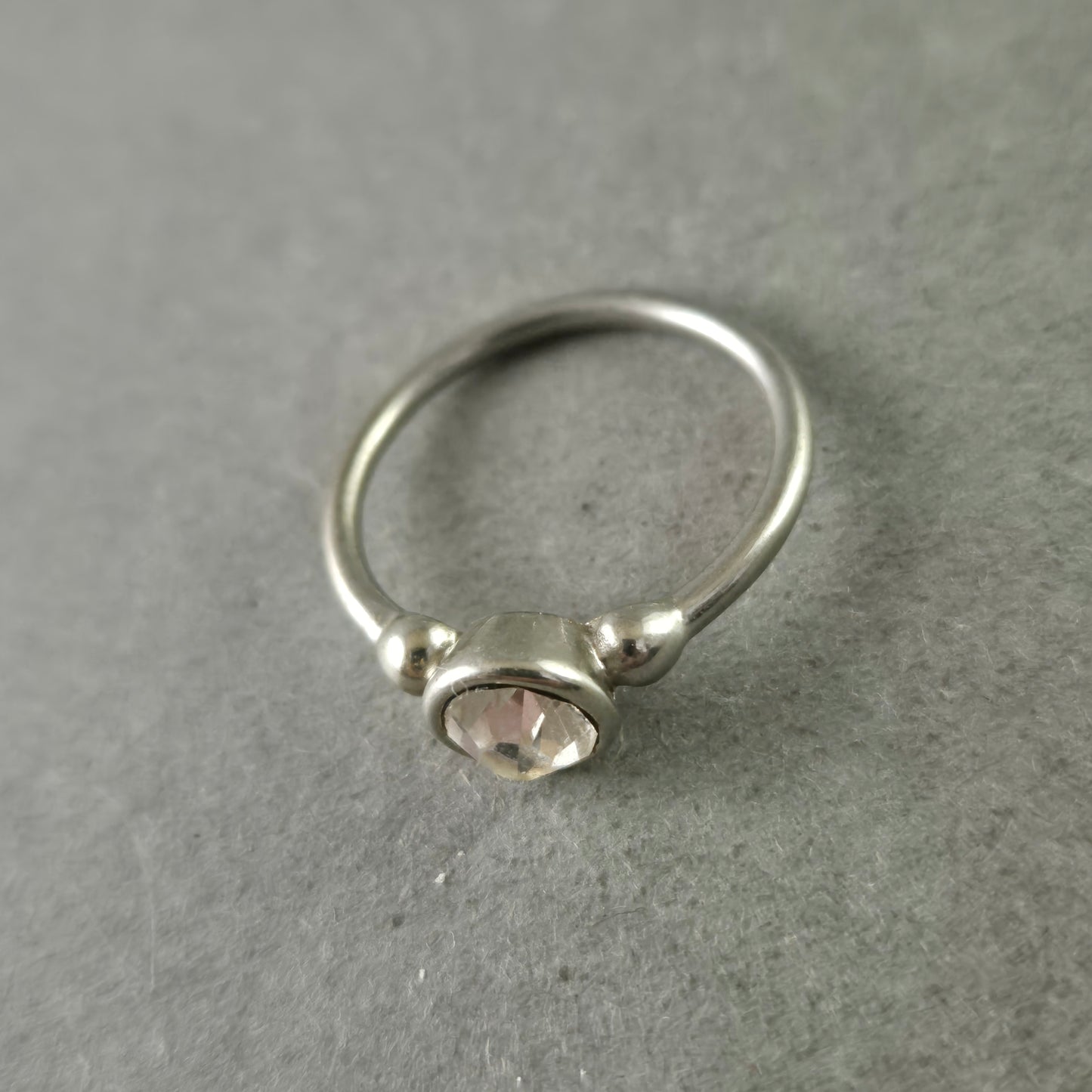 Feiner Damen Ring mit hellrosa Stein – Schlichte Eleganz