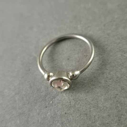Feiner Damen Ring mit hellrosa Stein – Schlichte Eleganz
