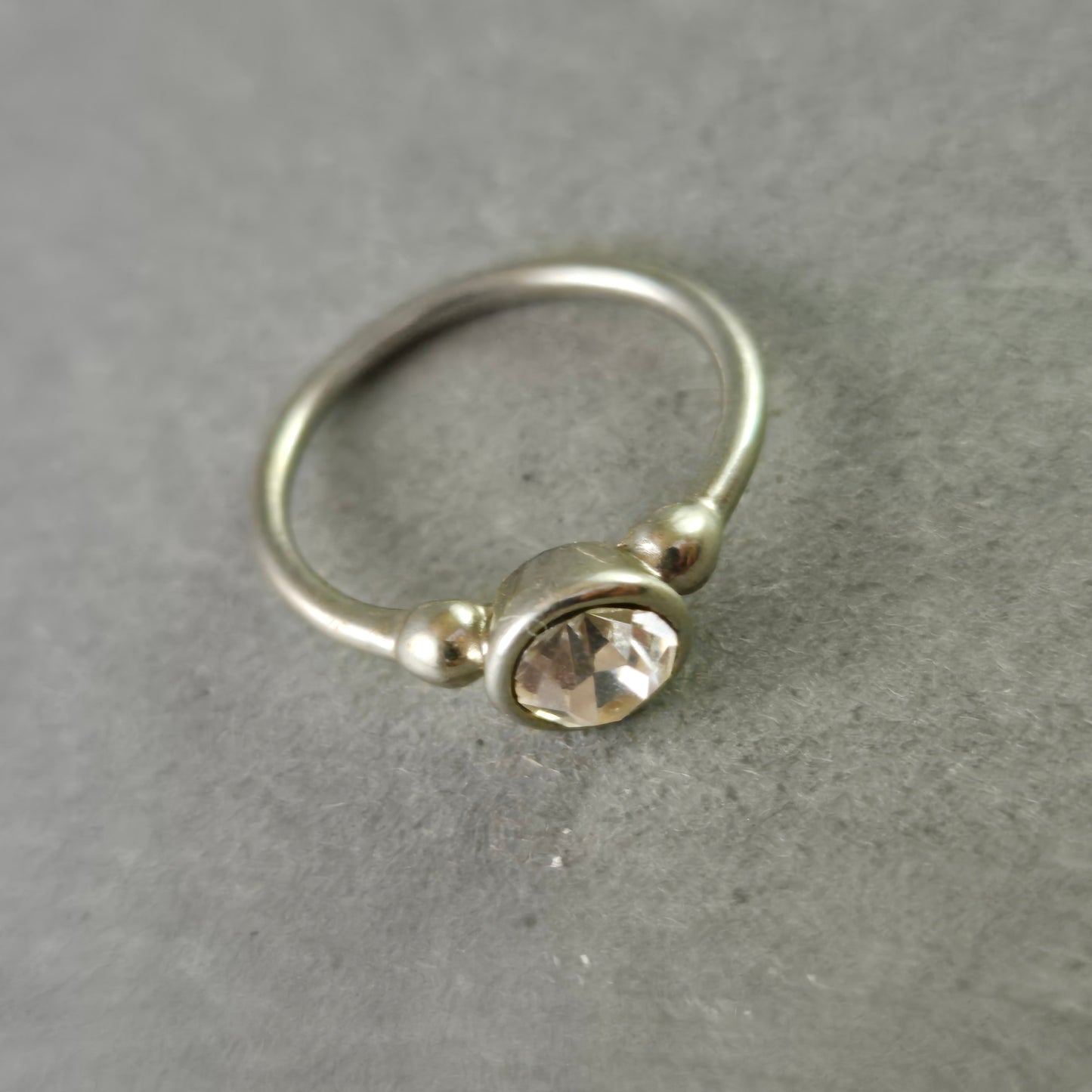 Feiner Damen Ring mit hellrosa Stein – Schlichte Eleganz
