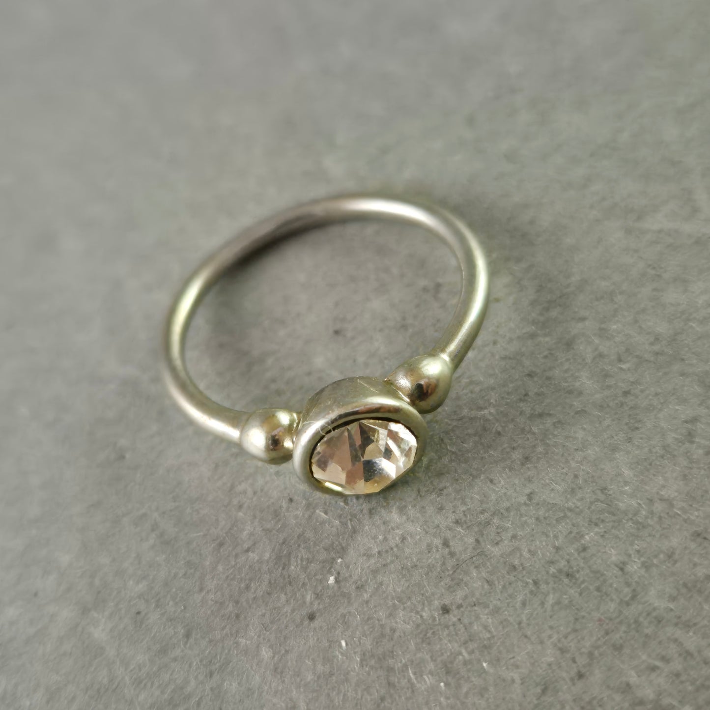 Feiner Damen Ring mit hellrosa Stein – Schlichte Eleganz