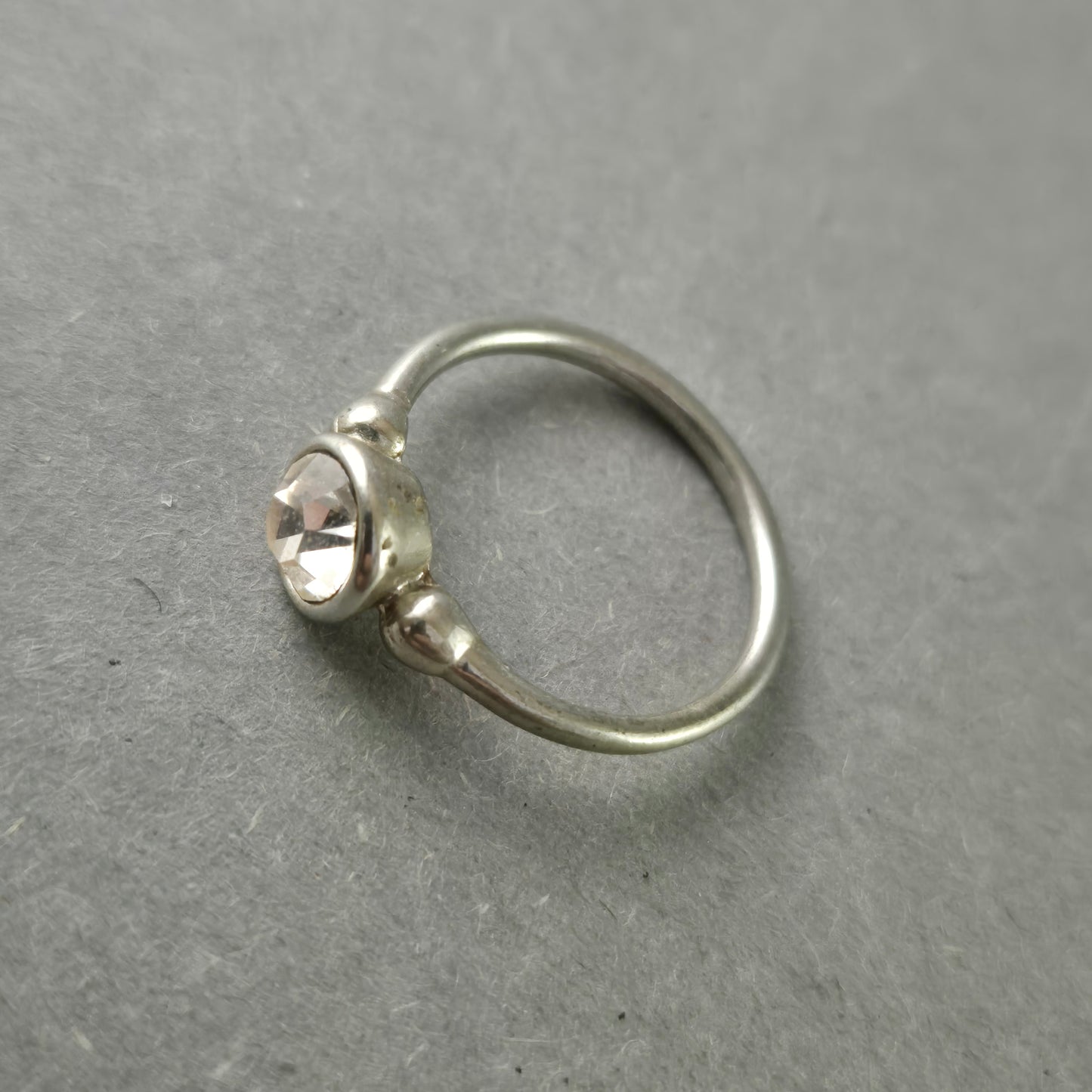 Feiner Damen Ring mit hellrosa Stein – Schlichte Eleganz