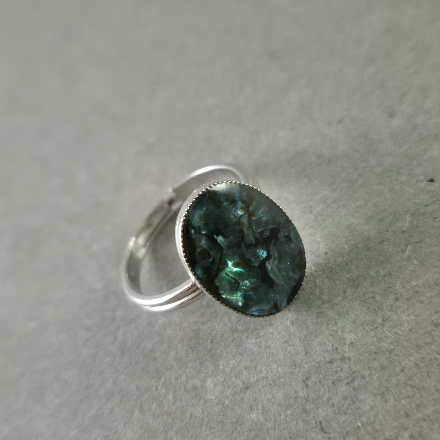 Eleganter Ring mit ovalem blau-grünem Stein – Silberfassung