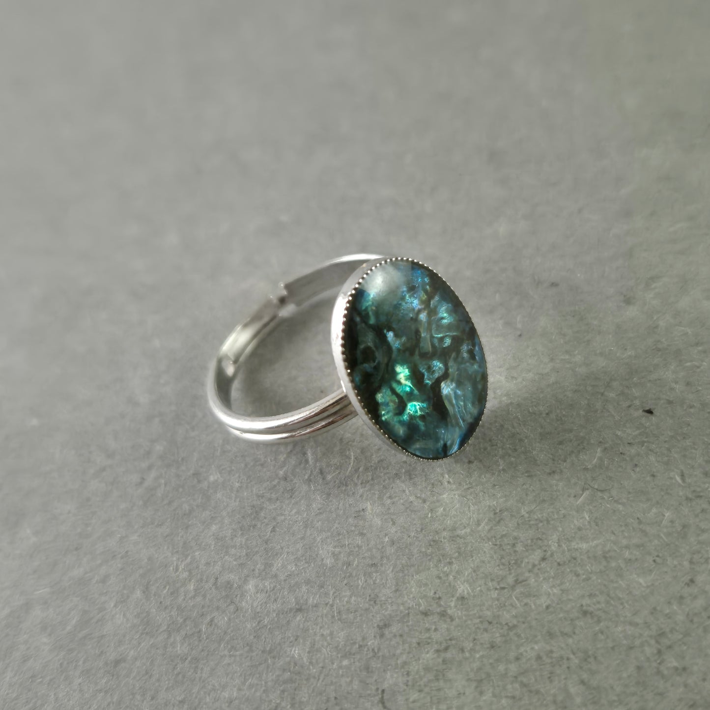 Eleganter Ring mit ovalem blau-grünem Stein – Silberfassung