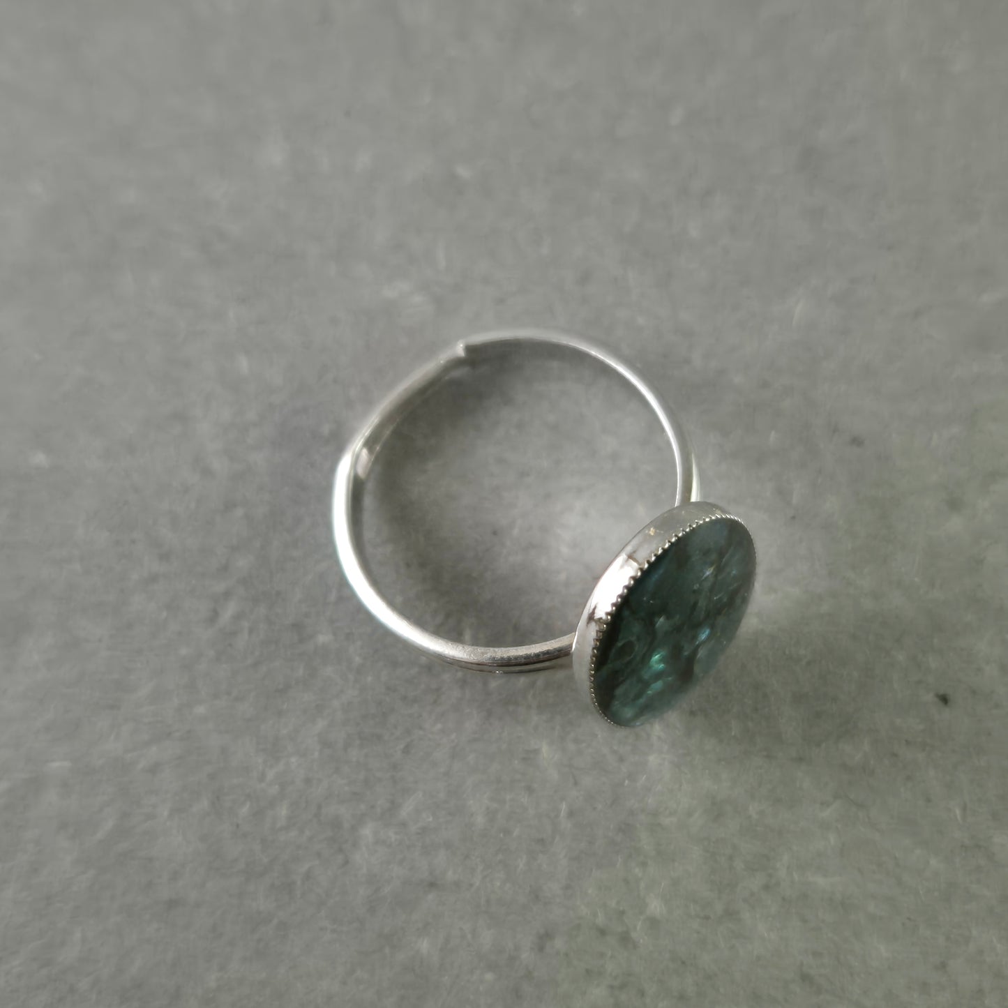Eleganter Ring mit ovalem blau-grünem Stein – Silberfassung