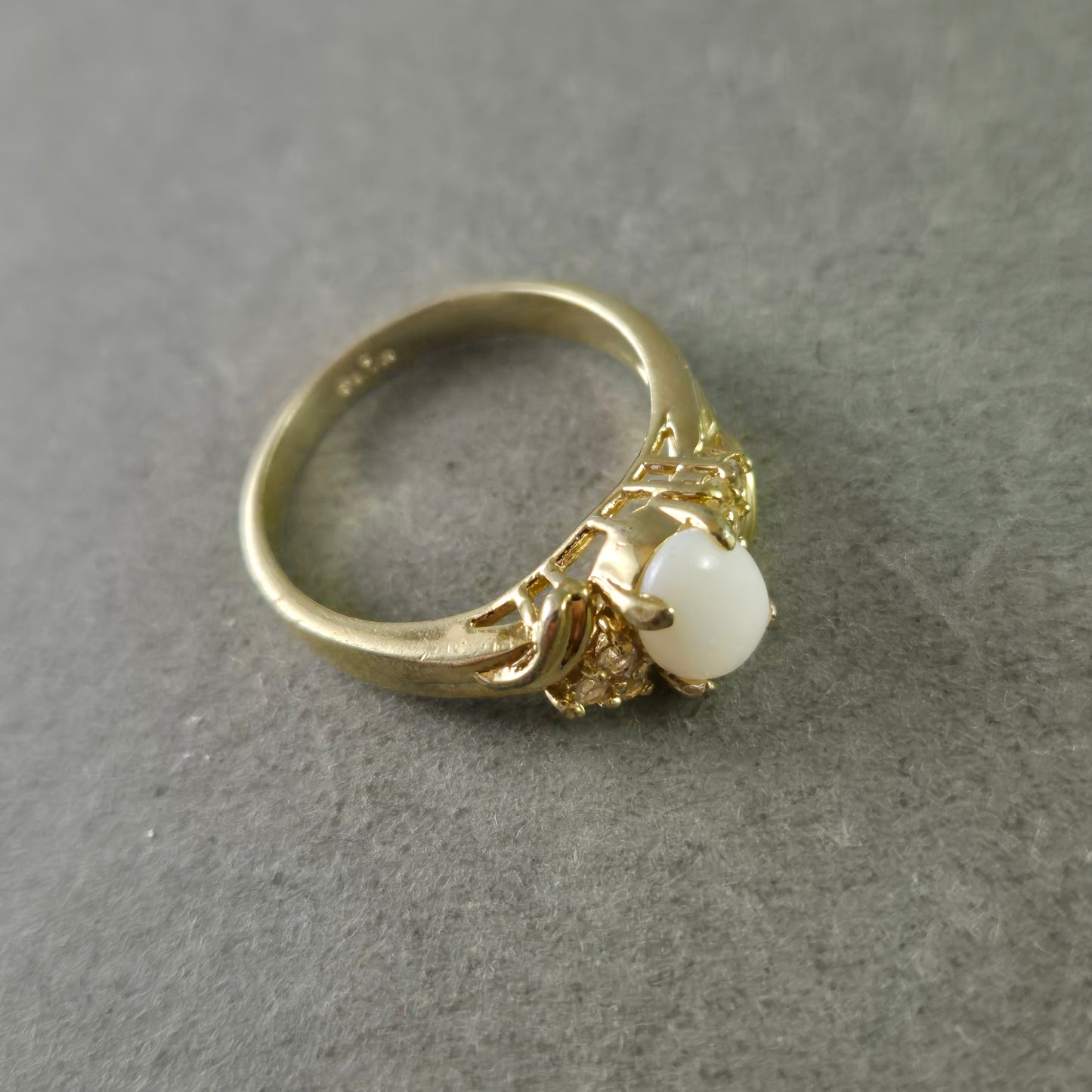 Eleganter Goldring mit weißem Stein – klassisches Design