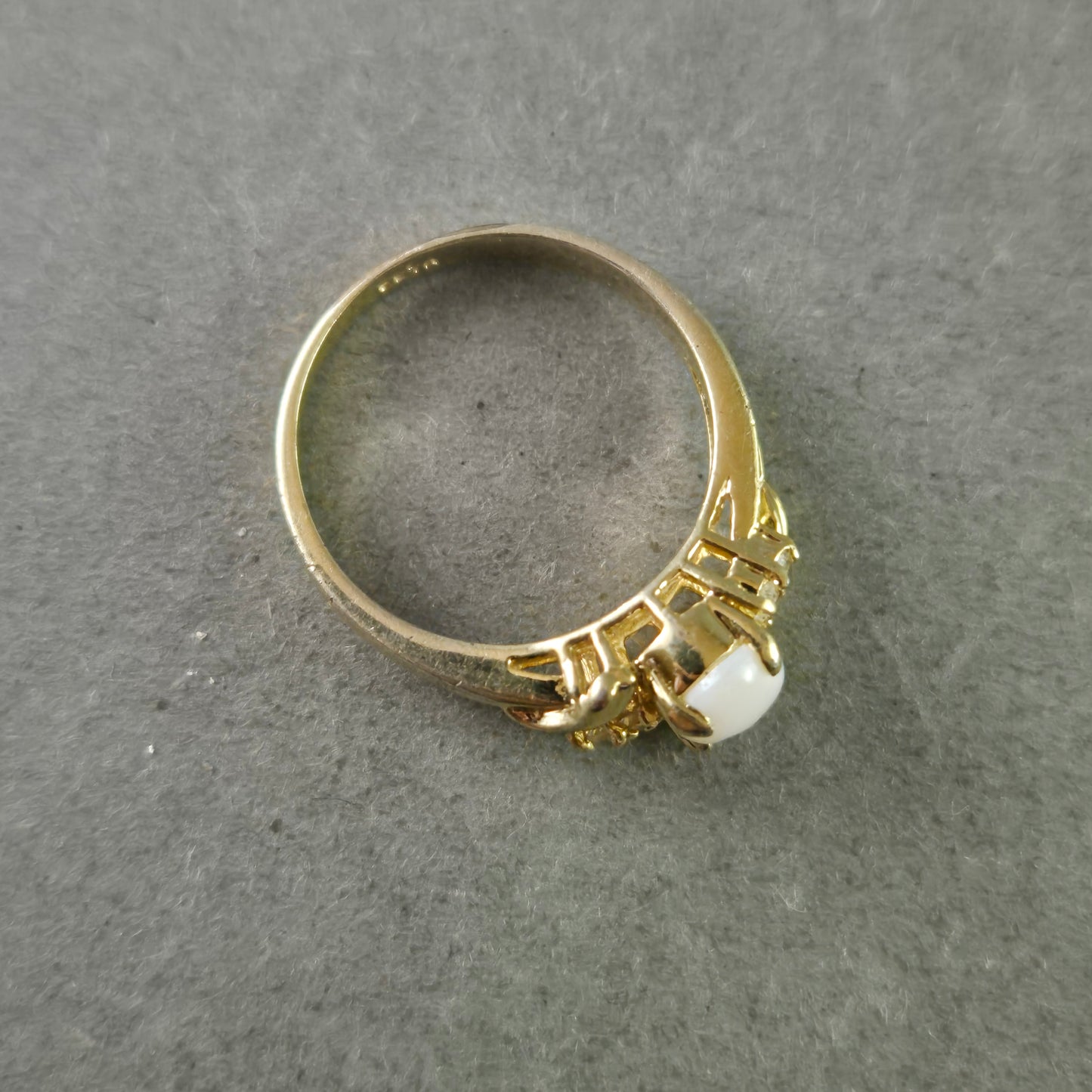 Eleganter Goldring mit weißem Stein – klassisches Design