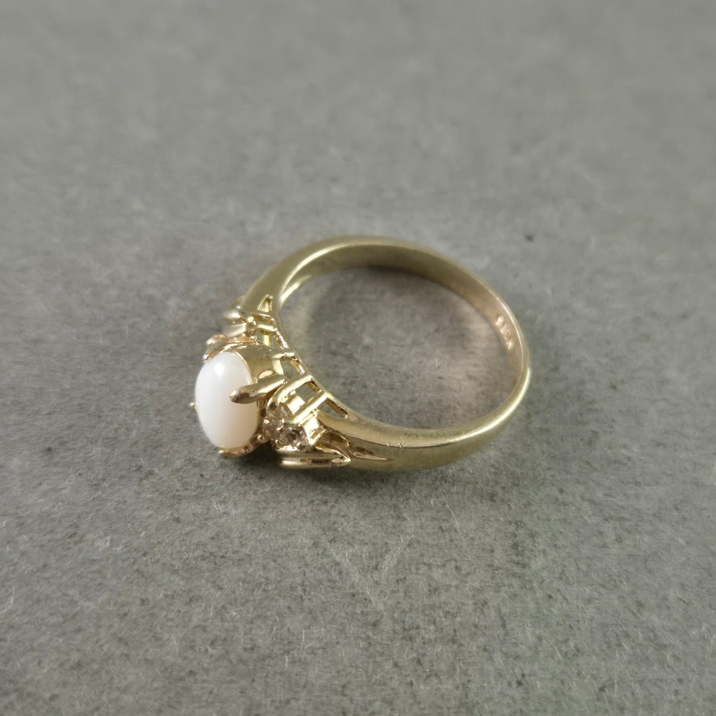 Eleganter Goldring mit weißem Stein – klassisches Design